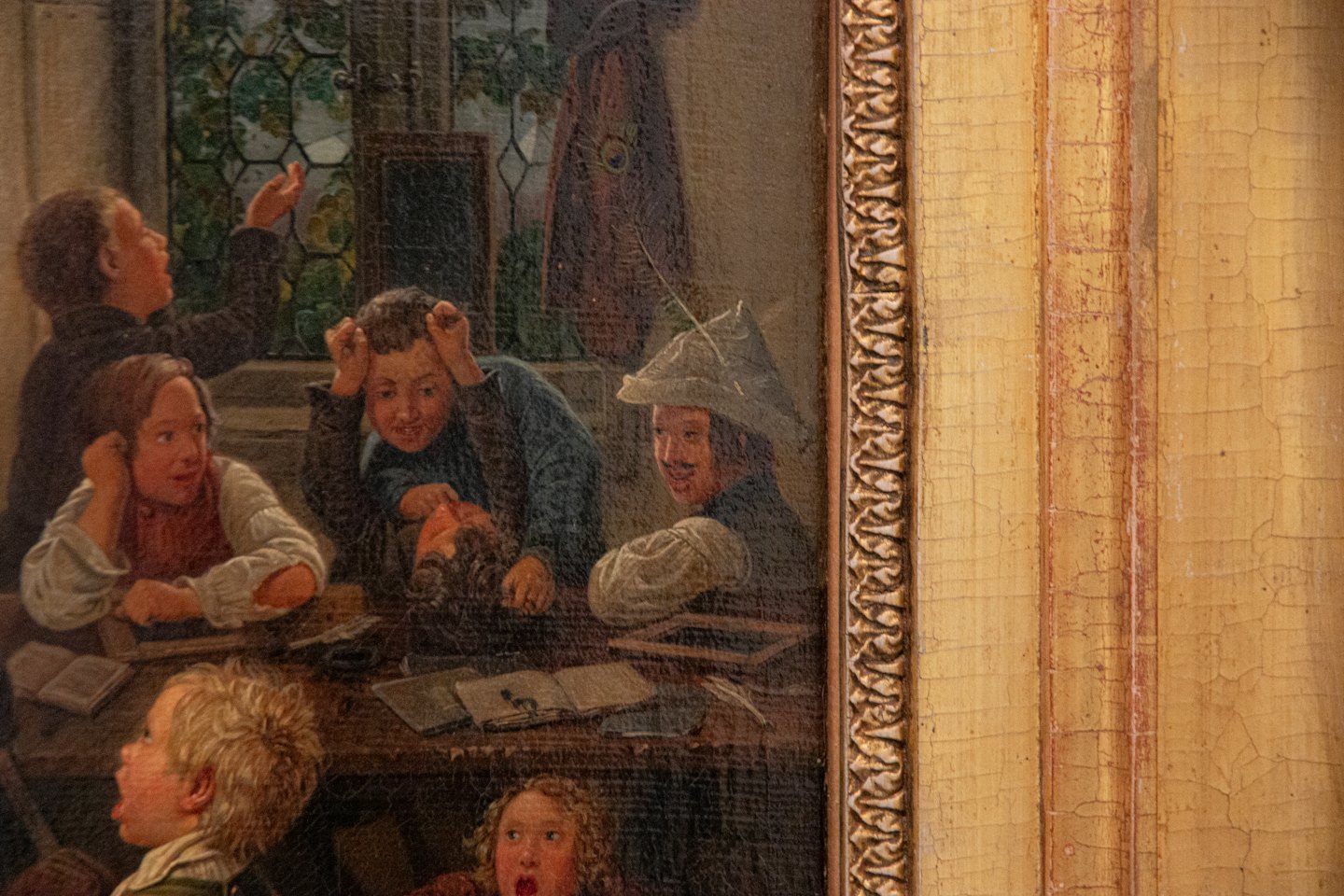 Kinder studieren an einem Tisch in einem antiken Ölgemälde.